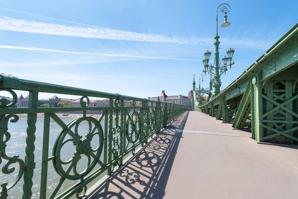 ハンガリーのブダペスト エイプリル社2020年16日 ハンガリーのブダペストにあるリバティーブリッジは ドナウ川を挟んでブダとペストを結んでいます — ストック写真