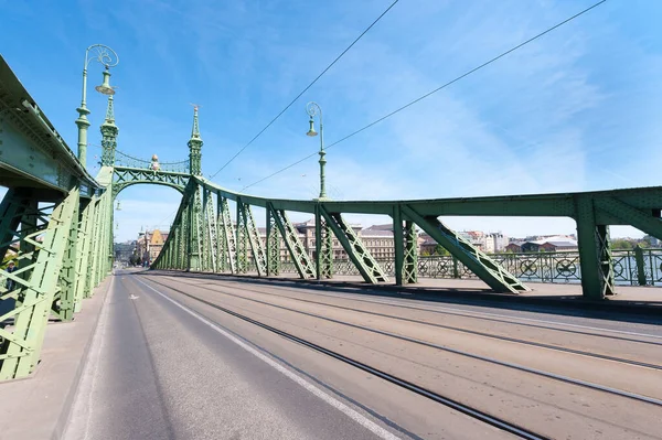 BUDAPEST, HUNGARY - 16 Nisan 2020: Budapeşte, Macaristan 'daki Özgürlük Köprüsü, Buda ve Pest' i Tuna Nehri üzerinden birbirine bağlıyor.
