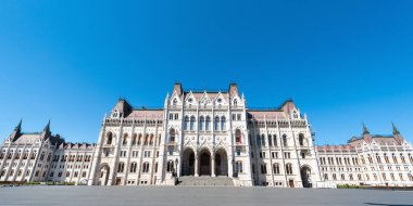 Budapeşte, Macaristan - 20 Nisan 2020: Kossuth meydanında Macaristan Parlamentosu Orszaghaz binası. Macaristan Ulusal Meclisi 'nin merkezi.. 