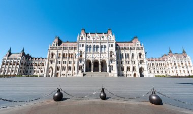 Budapeşte, Macaristan - 20 Nisan 2020: Kossuth meydanında Macaristan Parlamentosu Orszaghaz binası. Macaristan Ulusal Meclisi 'nin merkezi.. 