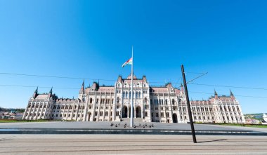 Budapeşte, Macaristan - 20 Nisan 2020: Kossuth meydanında Macaristan Parlamentosu Orszaghaz binası. Macaristan Ulusal Meclisi 'nin merkezi.. 