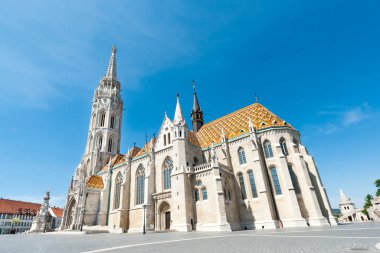 Budapeşte, Macaristan - 24 Nisan 2020: Buda Kalesi Hükmü Kilisesi veya Matthias Kilisesi.