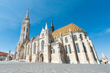 Budapeşte, Macaristan - 24 Nisan 2020: Buda Kalesi Hükmü Kilisesi veya Matthias Kilisesi.