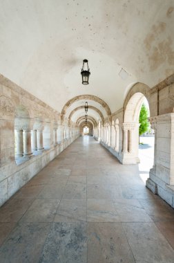 BUDAPEST, HUNGARY - 24 Nisan 2020: Budapeşte, Macaristan 'daki Balıkçı Kalesi' nin İçi. Balıkçı Kalesi, Buda Kalesi 'nde kuleleri olan panoramik bir terastır..