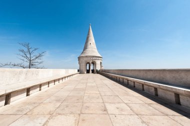 BUDAPEST, HUNGARY - 24 Nisan 2020: Budapeşte, Macaristan 'daki Balıkçı Kalesi. Balıkçı Kalesi, Buda Kalesi 'nde kuleleri olan panoramik bir terastır.. 