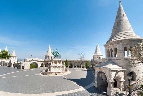 ハンガリーのブダペスト エイプリル社2020年24日 ハンガリーのブダペストにあるフィッシャーマンズベース フィッシャーマンズベースは ブダ城の塔とパノラマの展望テラスです — ストック写真