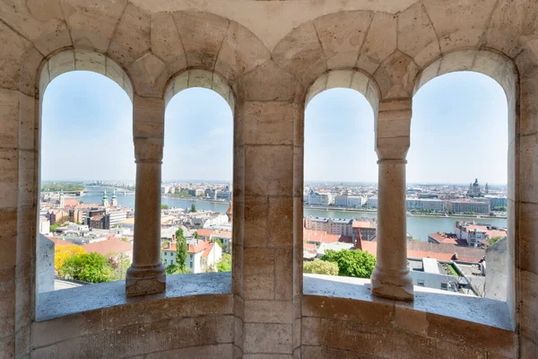 ハンガリーのブダペスト エイプリル社2020年24日 ハンガリーのブダペストにあるフィッシャーマンズベース フィッシャーマンズベースは ブダ城の塔とパノラマの展望テラスです — ストック写真