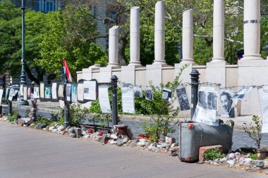Budapeşte, Macaristan - 20 Nisan 2020: Özgürlük Meydanı, 1944 yılında Almanya 'nın Macaristan' ı işgali mağdurlarının anıtı