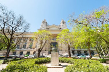 BUDAPEST, HUNGARY - 20 Nisan 2020: Sonradan Macar Ulusal Televizyonu 'na ev sahipliği yapan borsa binası.