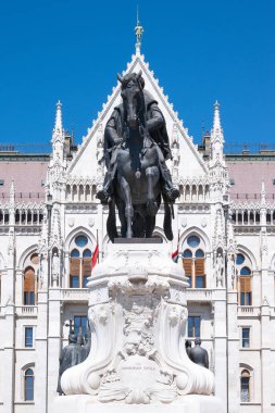 BUDAPEST, HUNGARY - 20 Nisan 2020: Budapeşte 'deki Macaristan Parlamentosu Macaristan Başbakanı Andrassy Gyula' nın Anıtı. 