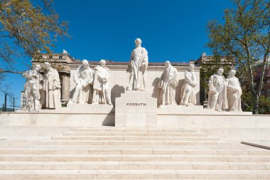 BUDAPEST, HUNGARY - 20 Nisan 2020: Lajos Meydanı 'ndaki eski Macaristan Başbakanı Lajos Kossuth' a adanmış anıt.