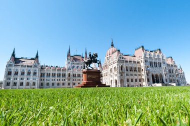 BUDAPEST, HUNGARY - 20 Nisan 2020: Budapeşte 'deki Lajos Kossuth Meydanı' nda Macar Parlamento Binası ile Francis II Rakoczi Anıtı.
