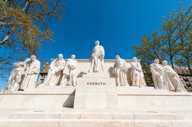 BUDAPEST, HUNGARY - 20 Nisan 2020: Lajos Meydanı 'ndaki eski Macaristan Başbakanı Lajos Kossuth' a adanmış anıt.