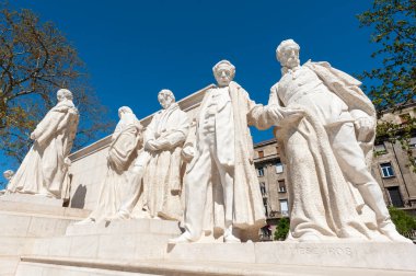 BUDAPEST, HUNGARY - 20 Nisan 2020: Lajos Meydanı 'ndaki eski Macaristan Başbakanı Lajos Kossuth' a adanmış anıt.