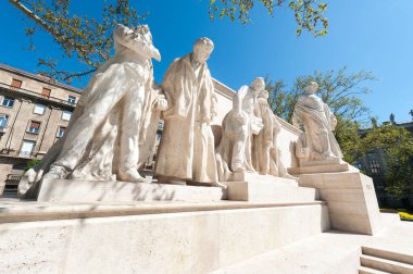 BUDAPEST, HUNGARY - 20 Nisan 2020: Lajos Meydanı 'ndaki eski Macaristan Başbakanı Lajos Kossuth' a adanmış anıt.