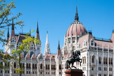 BUDAPEST, HUNGARY - 20 Nisan 2020: Budapeşte 'deki Lajos Kossuth Meydanı' nda Macar Parlamento Binası ile Francis II Rakoczi Anıtı.