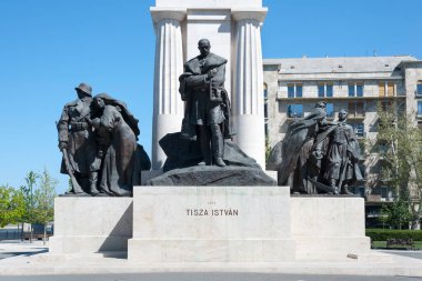 Budapeşte, Macaristan - 20 Nisan 2020: Tisza Istvan Anıtı, Başbakan Istvan Tisza 'nın anısına Kossuth Meydanı