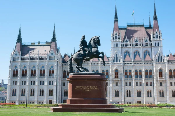 BUDAPEST, HUNGARY - 20 Nisan 2020: Budapeşte 'deki Lajos Kossuth Meydanı' nda Macar Parlamento Binası ile Francis II Rakoczi Anıtı.