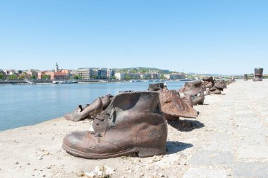 BUDAPEST, HUNGARY - Nisan 01, 2020: Dünya Savaşı 'nda Budapeşte' de Tuna Bankası 'nda idam edilen Yahudiler için Demir Ayakkabılar Anıtı