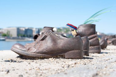 BUDAPEST, HUNGARY - Nisan 01, 2020: Dünya Savaşı 'nda Budapeşte' de Tuna Bankası 'nda idam edilen Yahudiler için Demir Ayakkabılar Anıtı