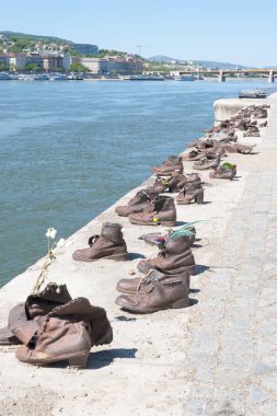 BUDAPEST, HUNGARY - Nisan 01, 2020: Dünya Savaşı 'nda Budapeşte' de Tuna Bankası 'nda idam edilen Yahudiler için Demir Ayakkabılar Anıtı
