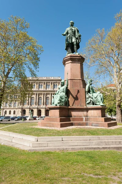 匈牙利布达佩斯 2020年4月20日 匈牙利政治家 政治理论家 匈牙利布达佩斯科学院大楼作家Istvan Szechenyi雕像 — 图库照片#