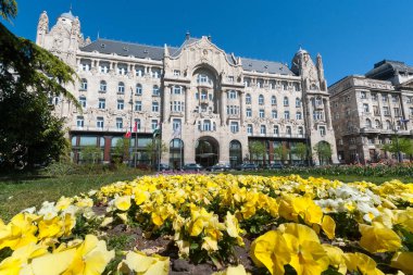 BUDAPEST, HUNGARY - 20 NİSAN. 2020: Budapeşte 'deki Four Seasons Hotel Gresham Palace, Macaristan' ın en lüks otellerinden biri.