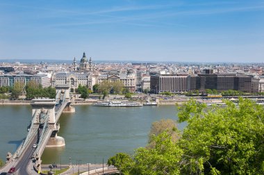 BUDAPEST, HUNGARY - 24 NİSAN 2020: Ünlü Aziz Stephen Bazilikası, Zincir Köprüsü, Oteller ve Tuna Nehri ile şehir merkezi panoraması.