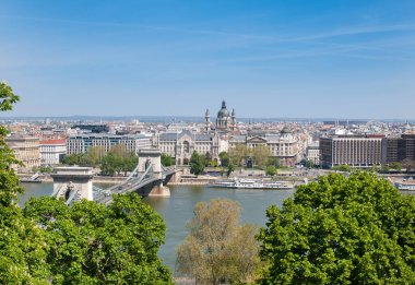 BUDAPEST, HUNGARY - 24 NİSAN 2020: Ünlü Aziz Stephen Bazilikası, Zincir Köprüsü, Oteller ve Tuna Nehri ile şehir merkezi panoraması.