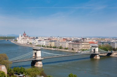 BUDAPEST, HUNGARY - 24 NİSAN 2020: Ünlü Aziz Stephen Bazilikası, Parlamento, Zincir Köprüsü, Oteller ve Tuna Nehri ile şehir merkezi panoraması.
