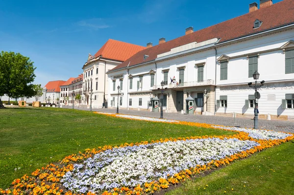 ブダペスト ハンガリー 2020年4月24日 旧カルメリータ修道院が現在 仏城内の首相とアレクサンダー大統領宮殿の事務所となっている — ストック写真
