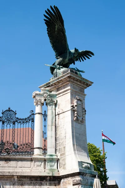 Budapest Hungary エイプリル24 2020 ロイヤルキャッスルのターウル鳥の像 獲物の神話上の鳥は主にハンガリーの伝統で鷹や鷹として描かれている — ストック写真