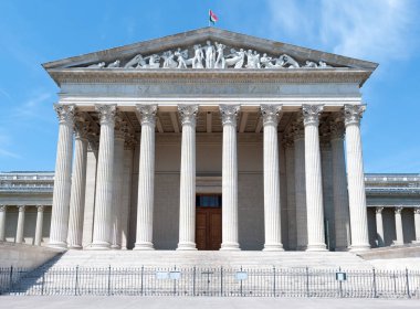 BUDAPEST, HUNGARY - 09 Mayıs 2020: Kahramanlar Meydanı 'ndaki Güzel Sanatlar Müzesi. 