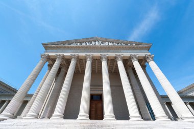 BUDAPEST, HUNGARY - 09 Mayıs 2020: Kahramanlar Meydanı 'ndaki Güzel Sanatlar Müzesi. 