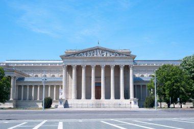 BUDAPEST, HUNGARY - 09 Mayıs 2020: Kahramanlar Meydanı 'ndaki Güzel Sanatlar Müzesi. 
