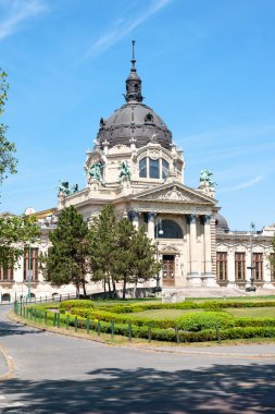 BUDAPEST, HUNGARY - Mayıs 06, 2020: Szechenyi Hamamları 'nın dışında sıcak su havuzları olan ünlü termal spa kompleksi.