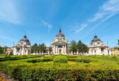BUDAPEST, HUNGARY - Mayıs 06, 2020: Szechenyi Hamamları 'nın dışında sıcak su havuzları olan ünlü termal spa kompleksi.