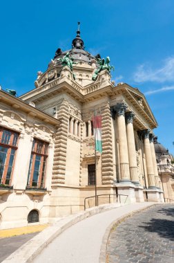 BUDAPEST, HUNGARY - Mayıs 06, 2020: Szechenyi Hamamları 'nın dışında sıcak su havuzları olan ünlü termal spa kompleksi.