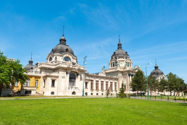 BUDAPEST, HUNGARY - Mayıs 06, 2020: Szechenyi Hamamları 'nın dışında sıcak su havuzları olan ünlü termal spa kompleksi.