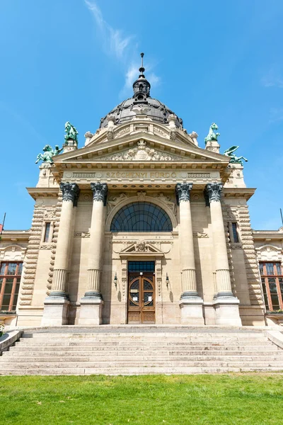 Budapest Hungary 2020年5月6日 Sechenyiの外の景色温水プール付きの有名な温泉施設 — ストック写真