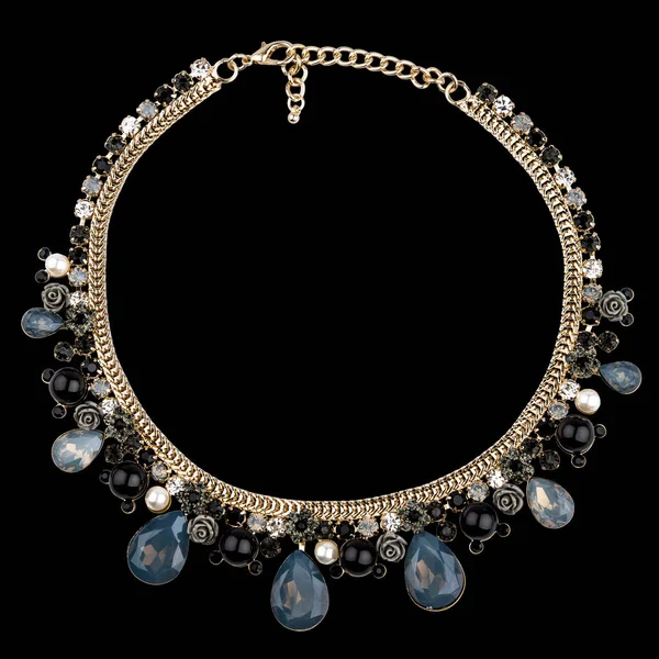 Zlatý náhrdelník s safír — Stock fotografie