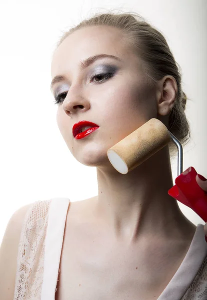 Mladá žena model s glamour červené rty, světlý make-up — Stock fotografie