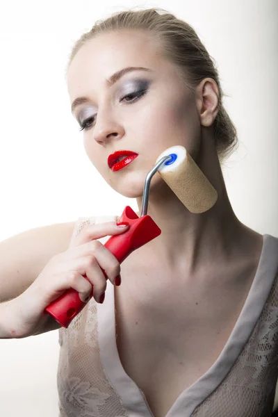 Młoda kobieta model z seksowny czerwony wargi, jasny makijaż — Zdjęcie stockowe