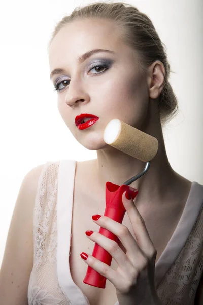Νεαρή γυναίκα υπόδειγμα με glamour κόκκινα χείλη, φωτεινό μακιγιάζ — Φωτογραφία Αρχείου