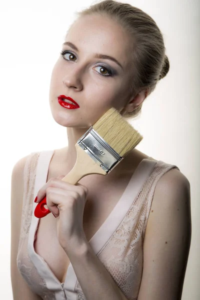 Modelo de mulher jovem com lábios vermelhos glamour, maquiagem brilhante — Fotografia de Stock
