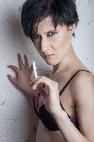 Inderwear 吸烟的年轻女子 — 图库照片