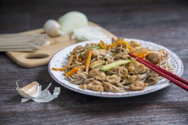 Asya soba noodle ve tavuk teriyaki