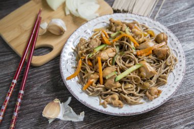 Asya soba noodle ve tavuk teriyaki