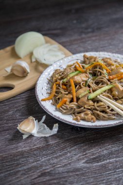 Asya soba noodle ve tavuk teriyaki