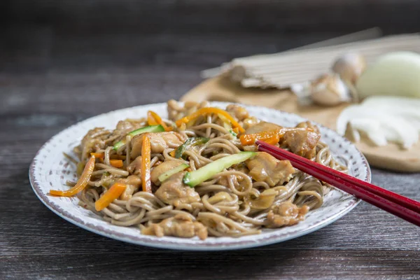 Asian Soba Noodle Chiken Teriyaki — Stock Photo, Image